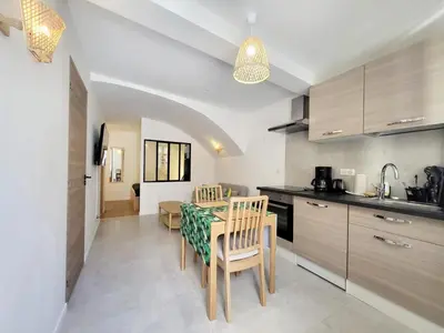 Cuisine ou kitchenette dans l'établissement Les Marc - 5 logements dans le Vieil Antibes