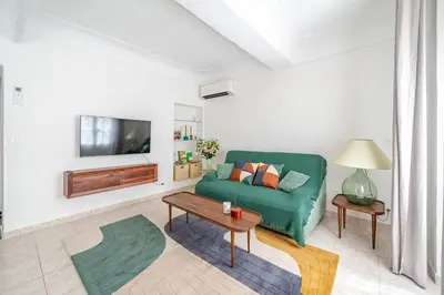 Télévision ou salle de divertissement dans l'établissement Le Bernardin - T2 dans le Vieil Antibes