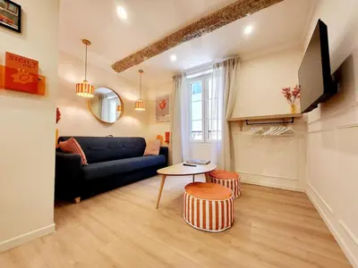 Télévision ou salle de divertissement dans l'établissement Les Haciendas - 5 logements dans le Viel Antibes