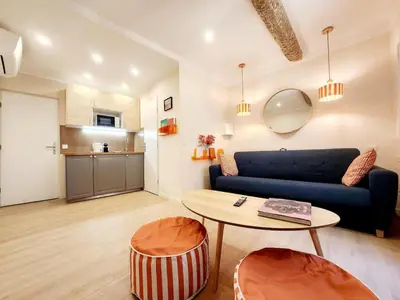 Cuisine ou kitchenette dans l'établissement Les Haciendas - 5 logements dans le Viel Antibes