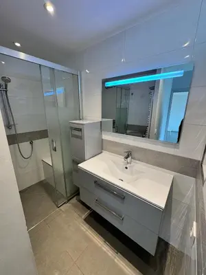 Salle de bains dans l'établissement Superbe appartement vue mer garage privatif ferme