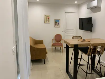 Télévision ou salle de divertissement dans l'établissement appartement avec patio vielle Antibes