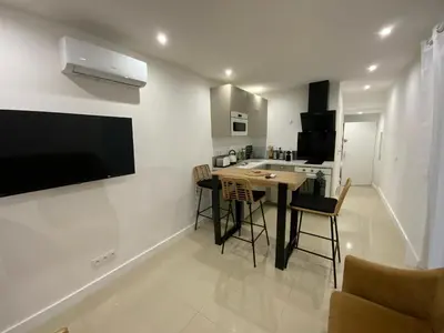 Télévision ou salle de divertissement dans l'établissement appartement avec patio vielle Antibes