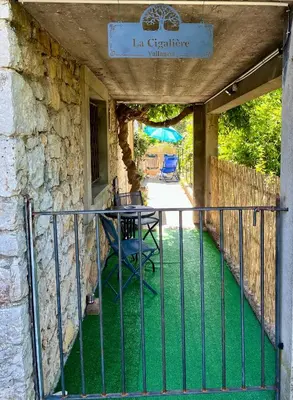 Balcon ou terrasse dans l'établissement La Cigalière - Appartement Rez-de-Jardin