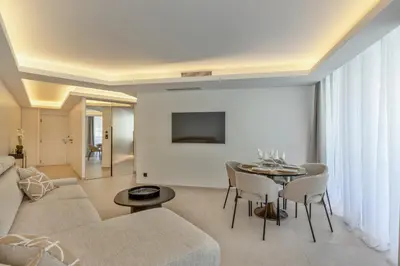 Télévision ou salle de divertissement dans l'établissement 2 Appartements porte à porte Groupe & famille