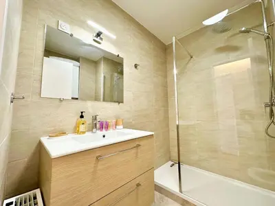 Salle de bains dans l'établissement 50 from the beaches Pretty studio in the center of Juan les Pins
