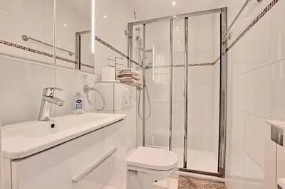 Salle de bains dans l'établissement Studio lumineux avec parking - Gare & Palais à pied