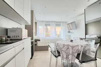 Cuisine ou kitchenette dans l'établissement Studio lumineux avec parking - Gare & Palais à pied