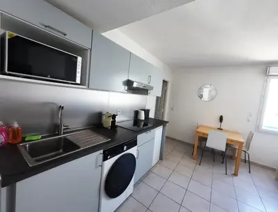 Cuisine ou kitchenette dans l'établissement Plage de Juan Les Pins - Apartment with Air conditioner