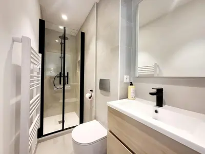 Salle de bains dans l'établissement Le Petit Four Jardin - Dans le vieil Antibes