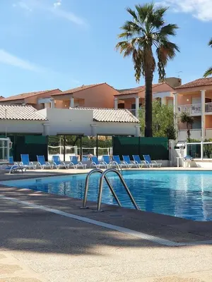 Piscine de l'établissement T2 - Residence avec piscine garage et tennis ou située à proximité