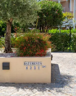 Jardin de l'établissement T2 - Residence avec piscine garage et tennis