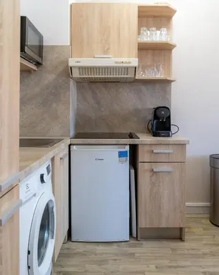 Cuisine ou kitchenette dans l'établissement T2 - Residence avec piscine garage et tennis