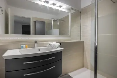 Salle de bains dans l'établissement Reine Astrid Palm Beach Suite