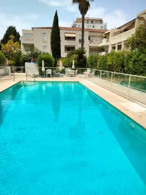 Piscine de l'établissement Near Croisette atypic studio garden pool ou située à proximité