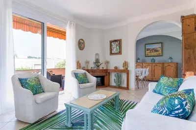 Coin salon dans l'établissement Villa Les Chênes Verts by Halldis
