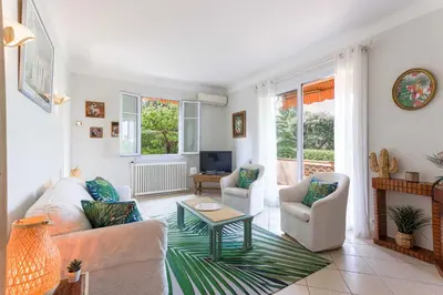 Télévision ou salle de divertissement dans l'établissement Villa Les Chênes Verts by Halldis