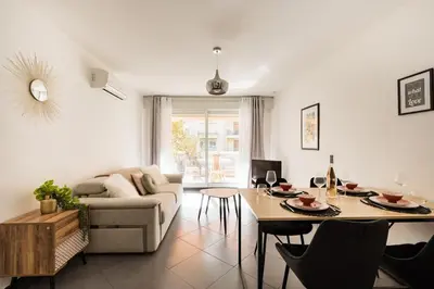 Coin salon dans l'établissement Air conditioned apartment, 3 min walk to the beaches, Garage