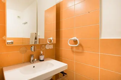 Salle de bains dans l'établissement Air conditioned apartment, 3 min walk to the beaches, Garage