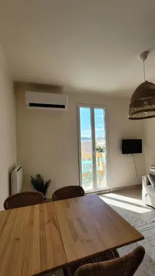 Télévision ou salle de divertissement dans l'établissement Bel appartement près de la plage