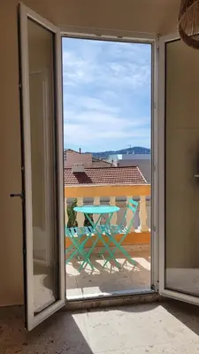Balcon ou terrasse dans l'établissement Bel appartement près de la plage
