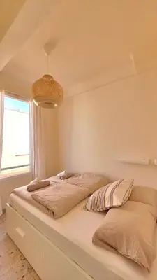 Un ou plusieurs lits dans un hébergement de l'établissement Bel appartement près de la plage