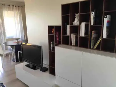 Télévision ou salle de divertissement dans l'établissement Luxurious large 2 rooms with panoramic sea view, AC
