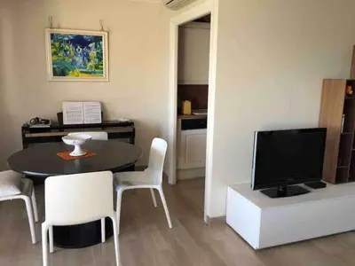 Télévision ou salle de divertissement dans l'établissement Luxurious large 2 rooms with panoramic sea view, AC