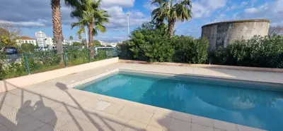 Piscine de l'établissement Le Marin - Pool and parking ou située à proximité