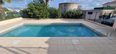 Piscine de l'établissement Le Marin - Pool and parking ou située à proximité