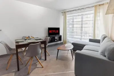 Télévision ou salle de divertissement dans l'établissement Le Grimaldi - Spacieux - Clim - WIFI - Hypercentre