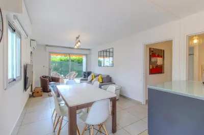 Coin salon dans l'établissement DELMAS 3 Appartement 3 Chambres Spacieux avec Grande Terrasse
