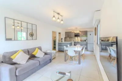 Cuisine ou kitchenette dans l'établissement DELMAS 3 Appartement 3 Chambres Spacieux avec Grande Terrasse