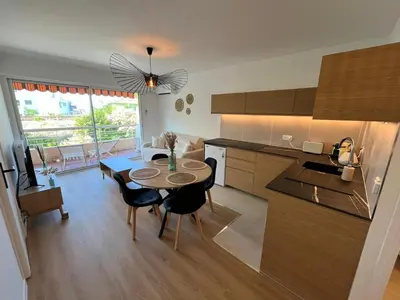 Cuisine ou kitchenette dans l'établissement L'Impérial - Appartement 2 pièces proche plages - Juan les Pins