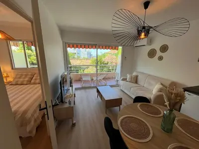 Un ou plusieurs lits dans un hébergement de l'établissement L'Impérial - Appartement 2 pièces proche plages - Juan les Pins