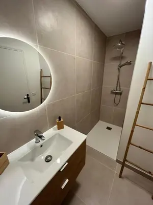 Salle de bains dans l'établissement L'Impérial - Appartement 2 pièces proche plages - Juan les Pins