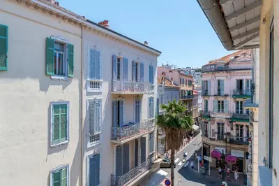 Vue générale sur Cannes ou vue de la ville depuis l'appartement