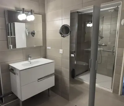 Salle de bains dans l'établissement T3 Neuf-Plage 3mn parking privé