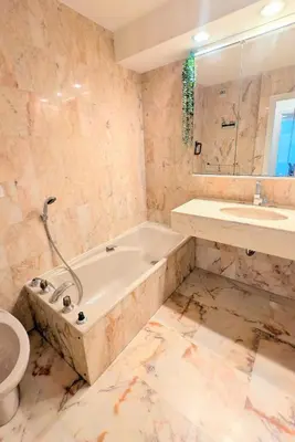 Salle de bains dans l'établissement Ref COLLINE by Palmes d or Properties