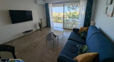 Télévision ou salle de divertissement dans l'établissement Ref COLLINE by Palmes d or Properties