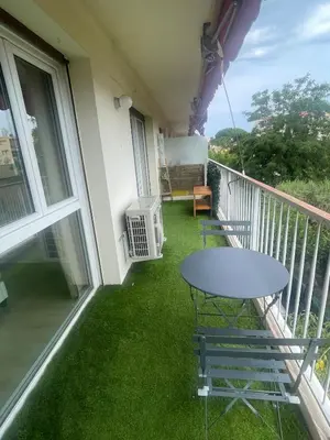Balcon ou terrasse dans l'établissement Joli 3 pièces climatisé parking proche des plages