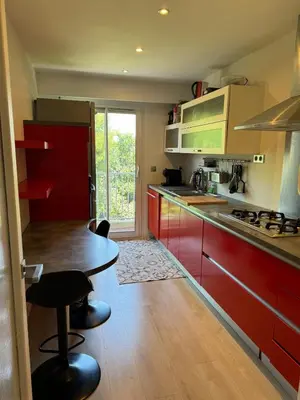 Cuisine ou kitchenette dans l'établissement Joli 3 pièces climatisé parking proche des plages