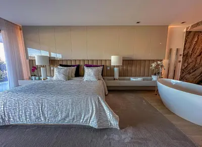 Un ou plusieurs lits dans un hébergement de l'établissement Villa Horizons, Vue Mer & Détente Chic à Super Cannes