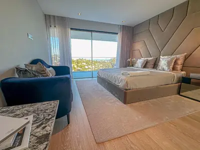 Un ou plusieurs lits dans un hébergement de l'établissement Villa Horizons, Vue Mer & Détente Chic à Super Cannes