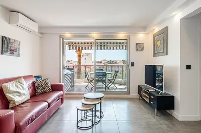Télévision ou salle de divertissement dans l'établissement L'ÉTOILE D'OR avec terrasse au centre de Cannes