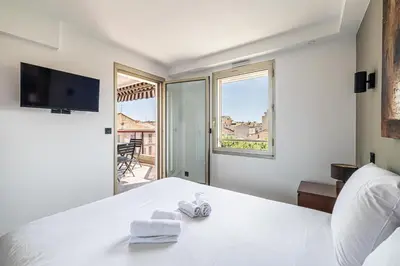 Un ou plusieurs lits dans un hébergement de l'établissement L'ÉTOILE D'OR avec terrasse au centre de Cannes