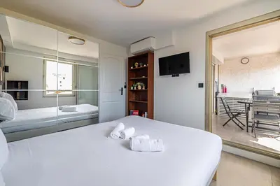 Un ou plusieurs lits dans un hébergement de l'établissement L'ÉTOILE D'OR avec terrasse au centre de Cannes