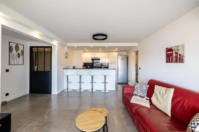 Cuisine ou kitchenette dans l'établissement L'ÉTOILE D'OR avec terrasse au centre de Cannes