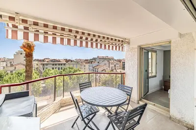 Balcon ou terrasse dans l'établissement L'ÉTOILE D'OR avec terrasse au centre de Cannes