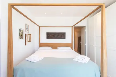 Un ou plusieurs lits dans un hébergement de l'établissement A16 Staywiz us - 2BDR Sea View - City Center - Parking & Terrace